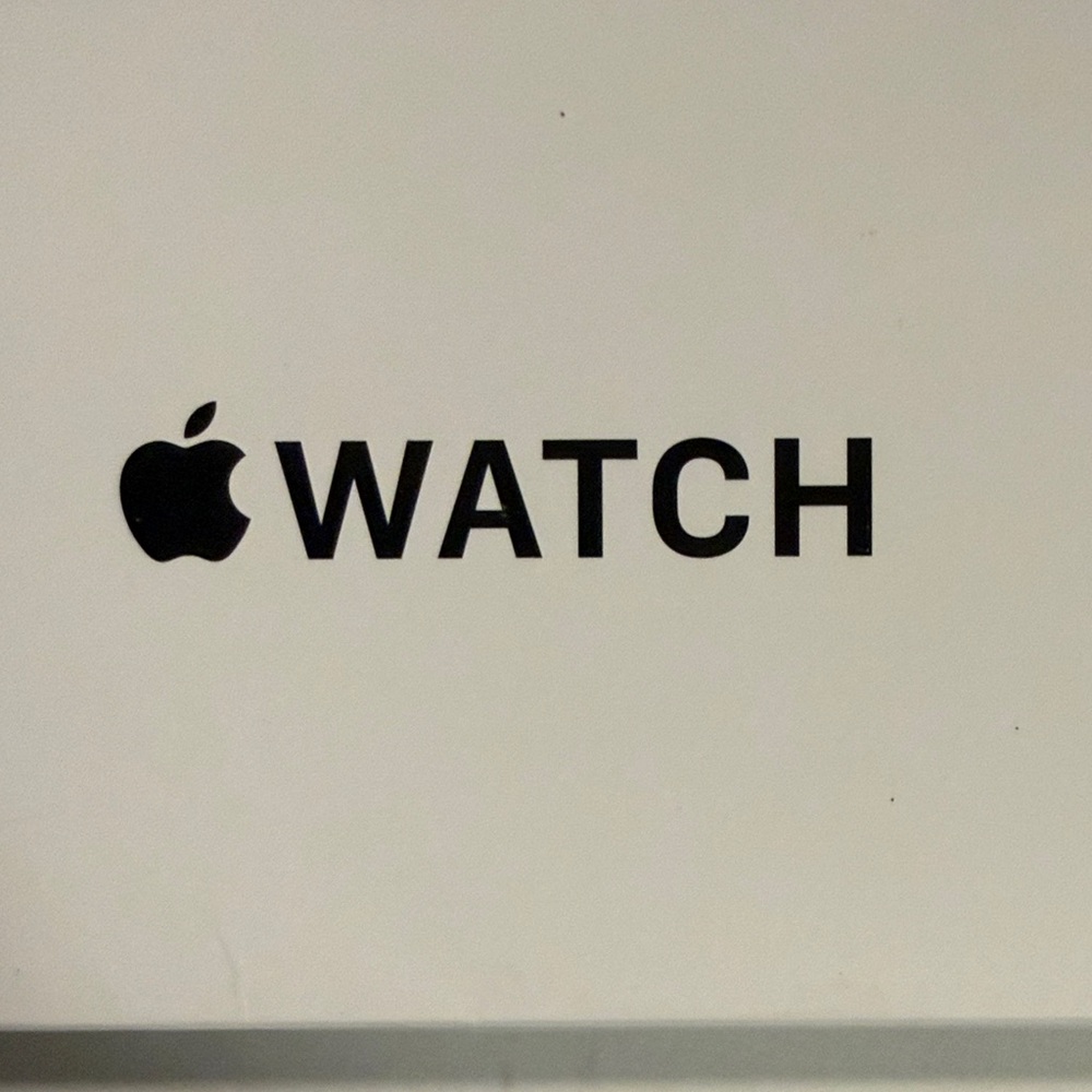SE (2nd gen) 40mm (GPS) starlight Apple Smartwatch with Black and Silver Accents - Picture 5 of 5